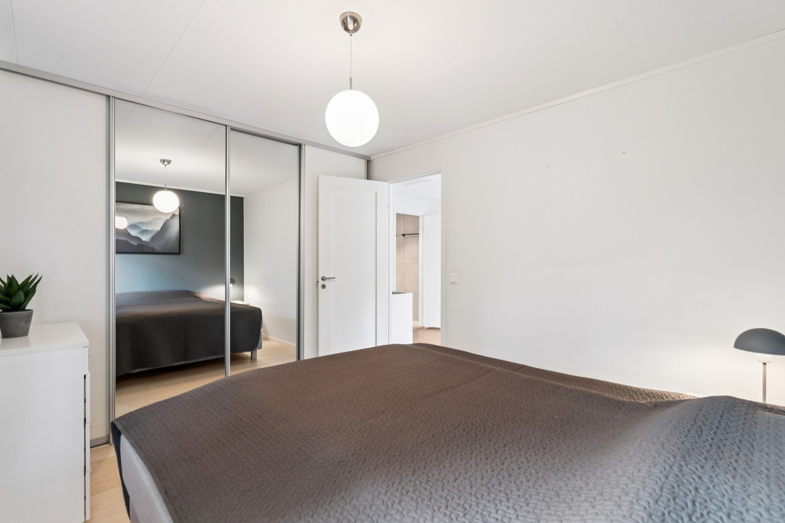 Soverommet har garderobeskap med skyvedører Galleribilde