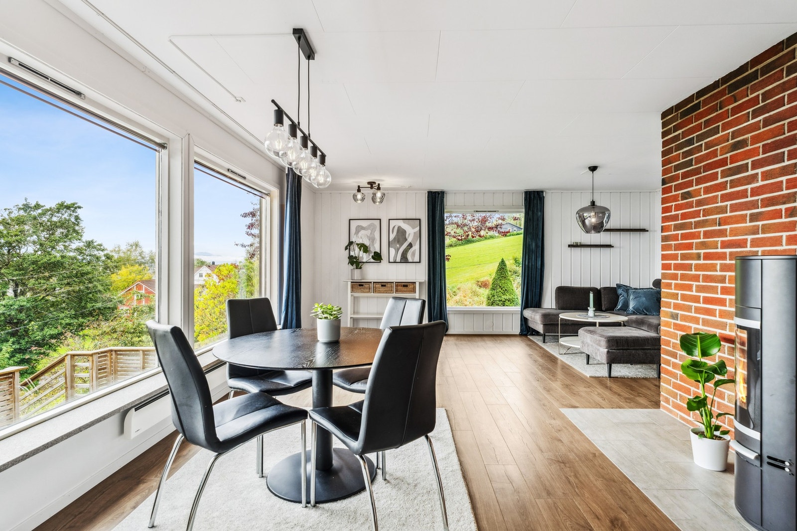 Stue oppgradert i 2018/19 med nye overflater og vinduer Galleribilde