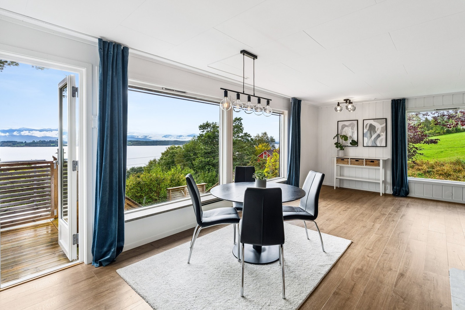 Fra stuen er det utgang til terrasse Galleribilde