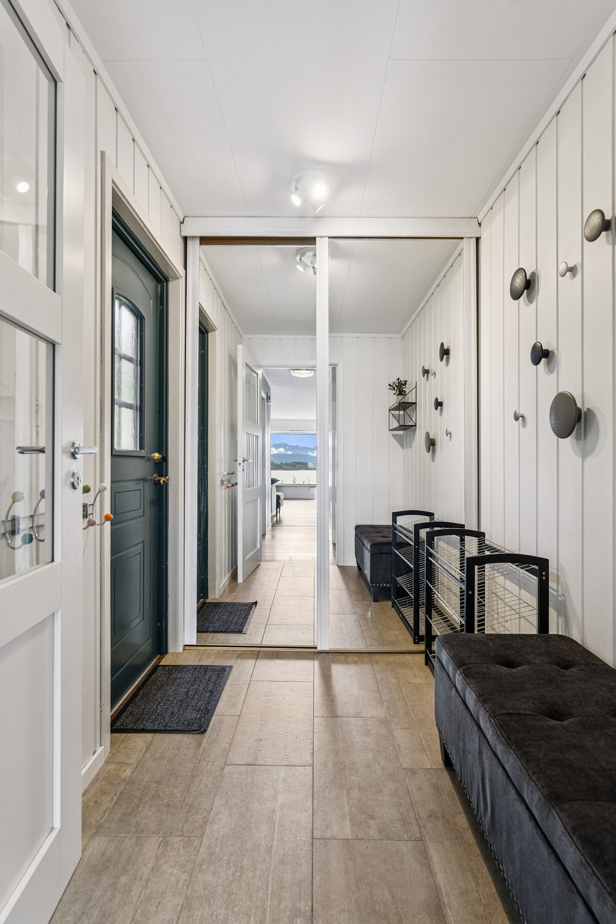 Gang og entré med skydedørsgarderobe Galleribilde