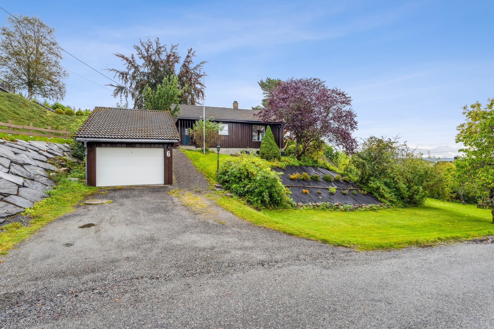 Enebolig på Lønset med stor hage og nydelig utsikt Galleribilde