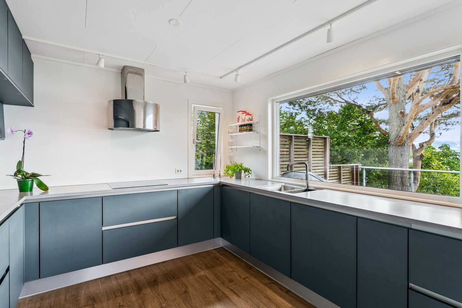 Kjøkken fra HTH med glatte fronter og laminat benkeplate Galleribilde