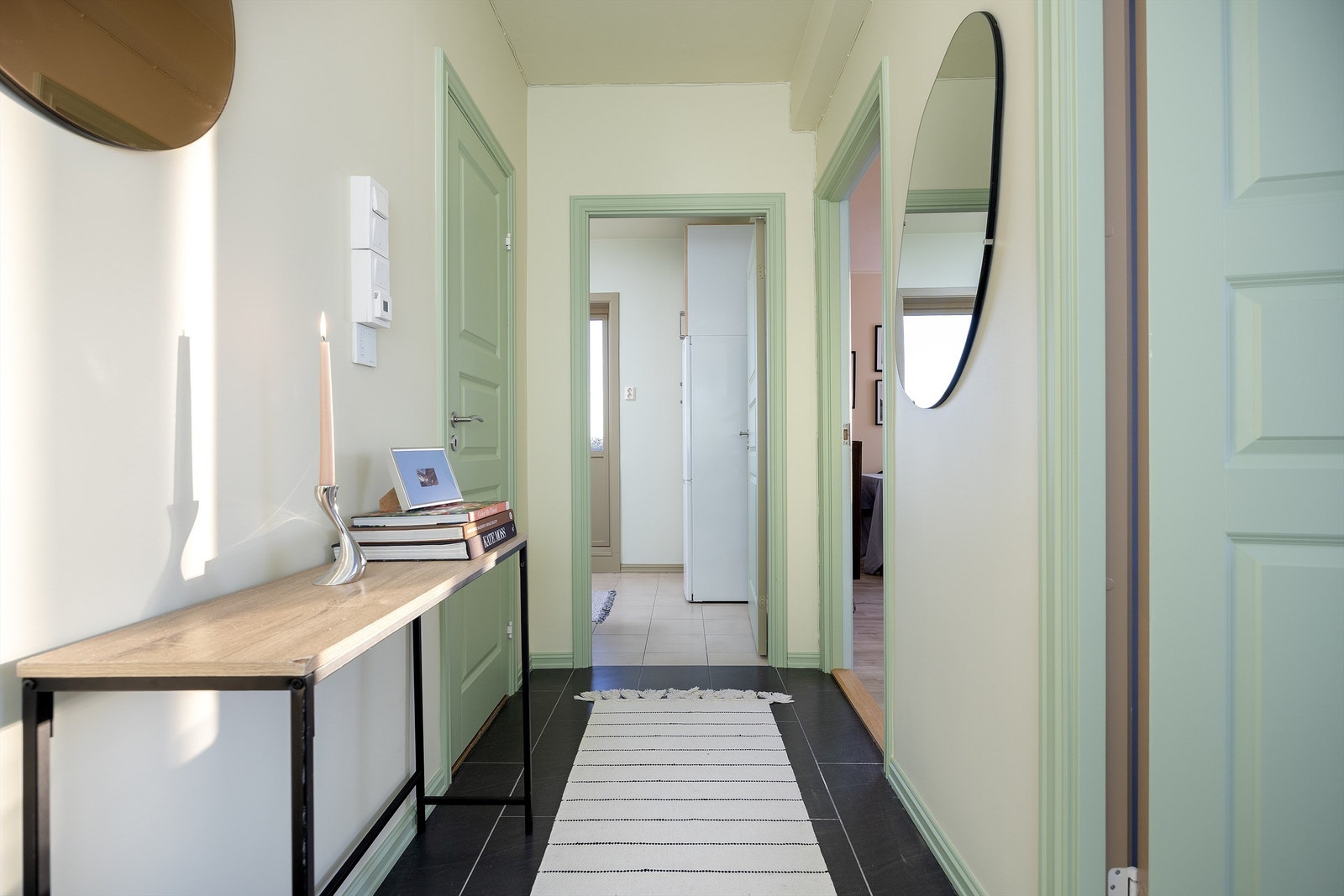 Velkommen inn! Entréen er lys og innbydende med plass til å henge fra seg yttertøy og sko. Galleribilde