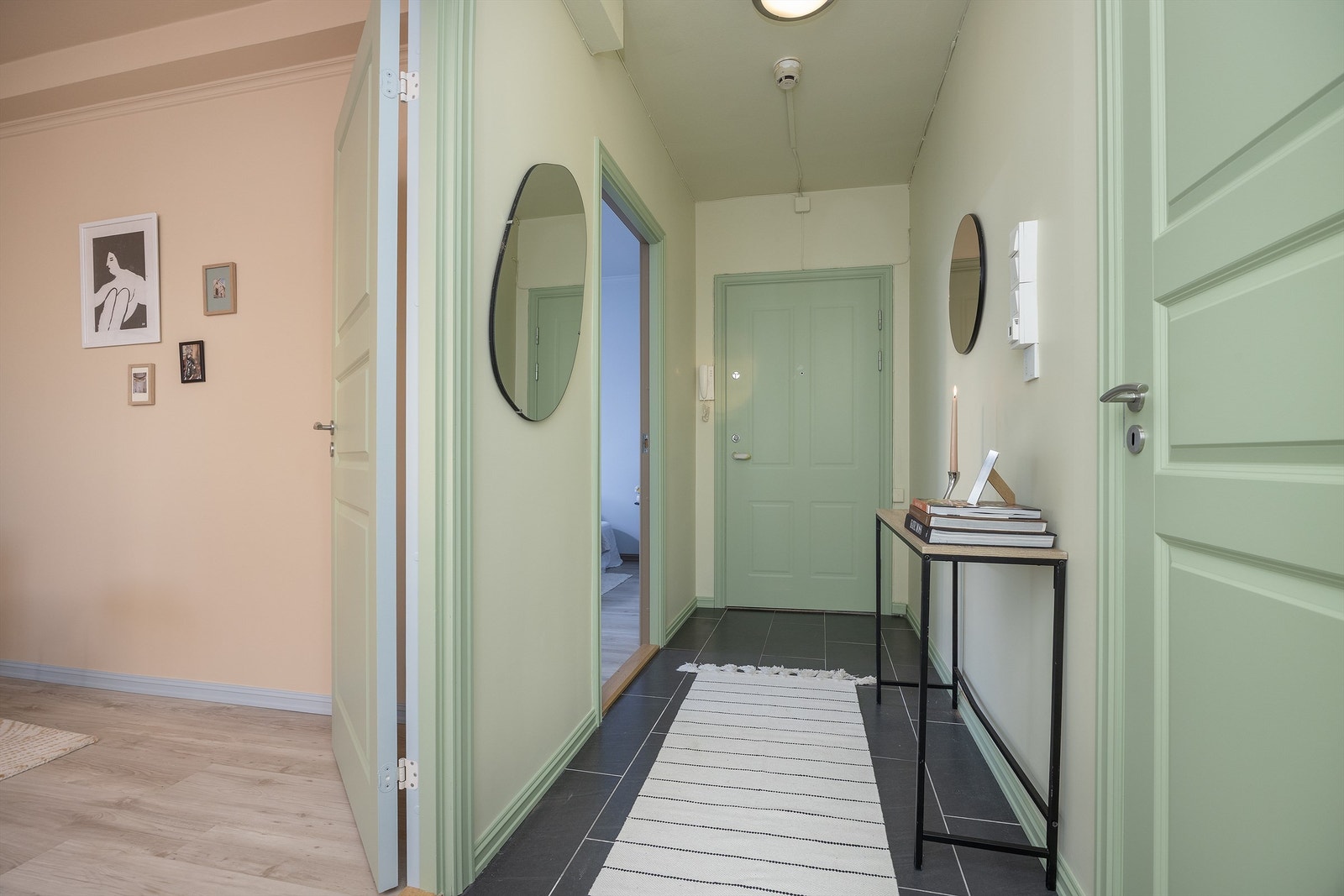 Her får du et umiddelbart godt førsteinntrykk av leiligheten. Herfra er det adkomst til alle øvrige rom. Galleribilde