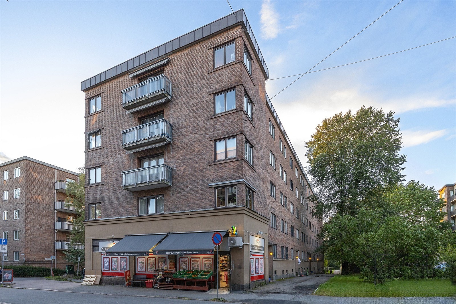 Dagligvaren er svært tilgjengelig og kan enkelt gjøres i Nærbutikken Schouterrassen som ligger i motsatt side av bygget. Galleribilde