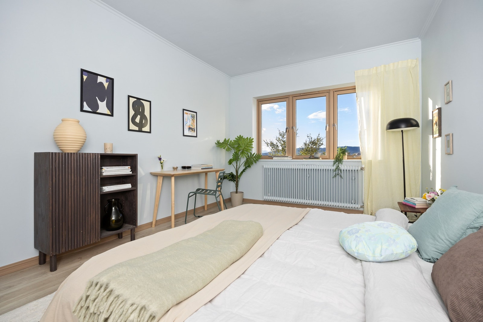 Rommet er svært luftig og åpent med lysinnslipp fra store vindusflater. Galleribilde