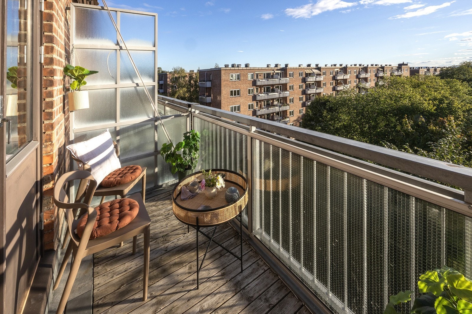 En lekker og herlig 2-roms med en romslig balkong, uslåelig utsikt og nærhet til alt du har behov for i hverdagen! Galleribilde