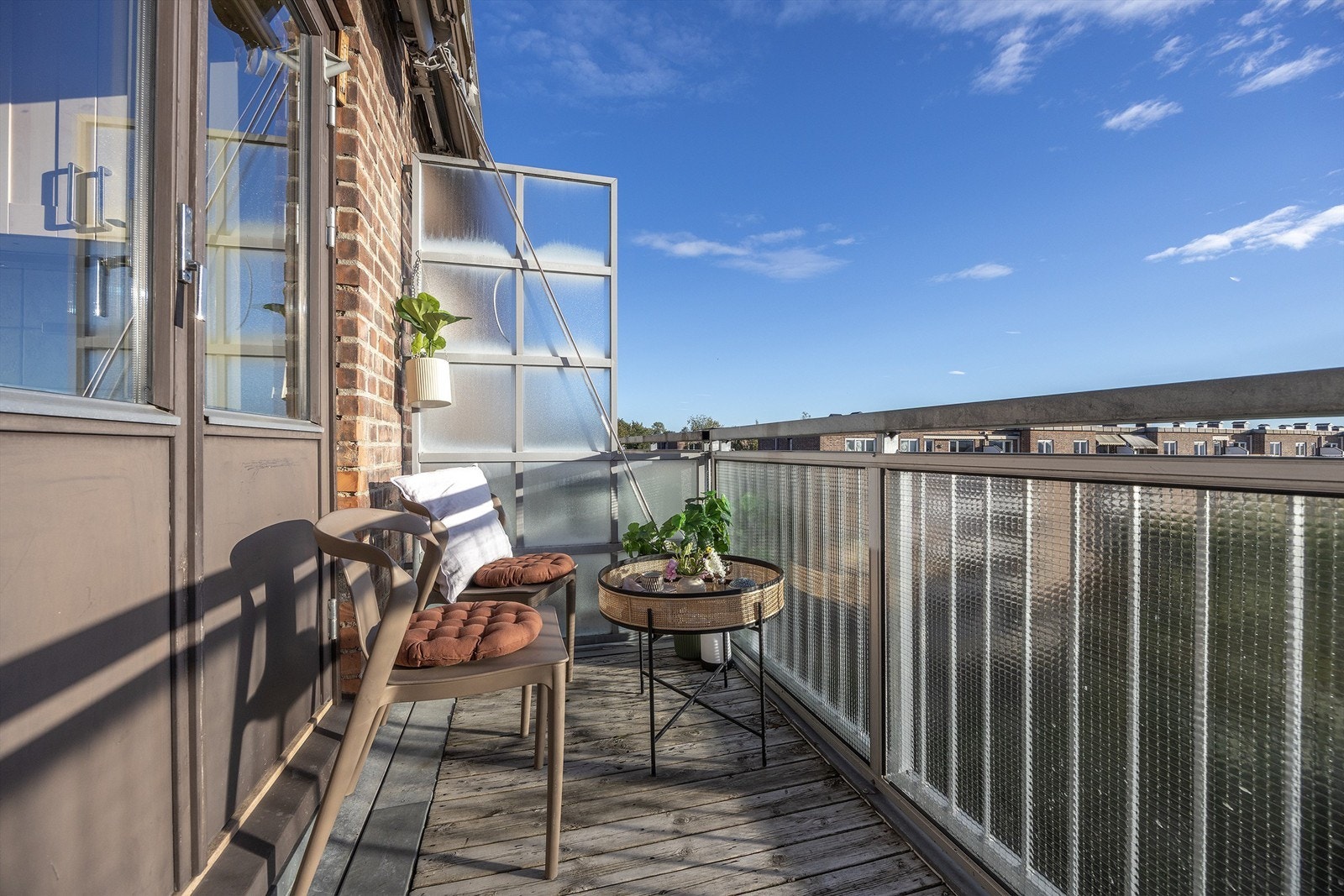 Balkongen er av god størrelse med plass til ønsket utemøblement. Galleribilde