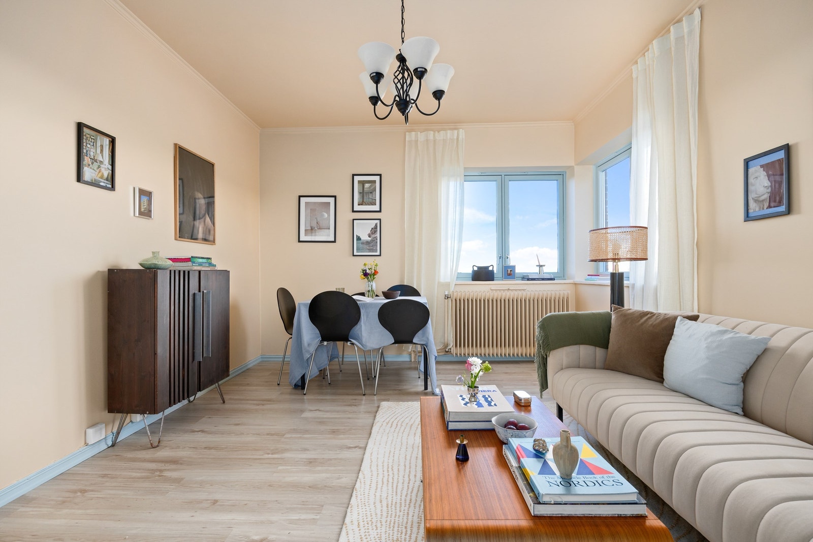 Her er det også god plass til en spisegruppe om ønskelig. Det er rikelig med lysinnslipp fra store vindusflater. Galleribilde
