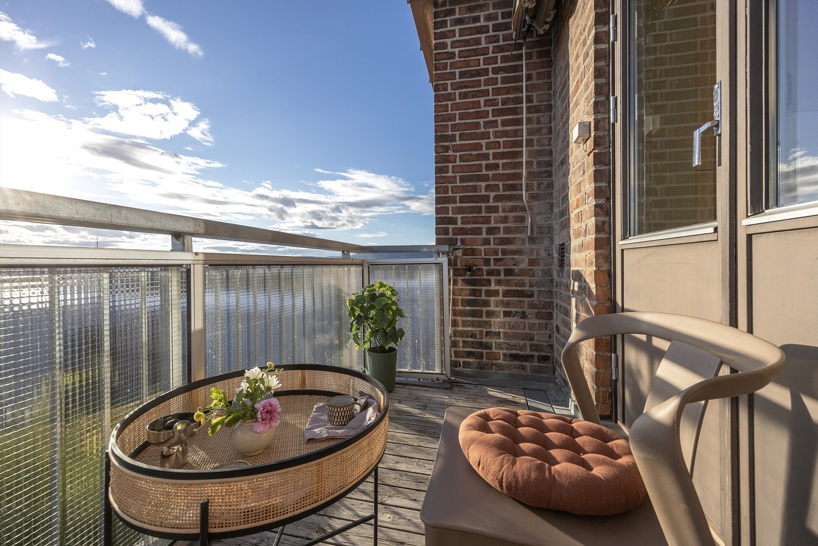 Her får du en herlig utsikt over Oslo by. Balkongen er en fin forlengelse av kjøkkenet og er en perfekt plass å nyte sommerdager i eget hjem. Galleribilde