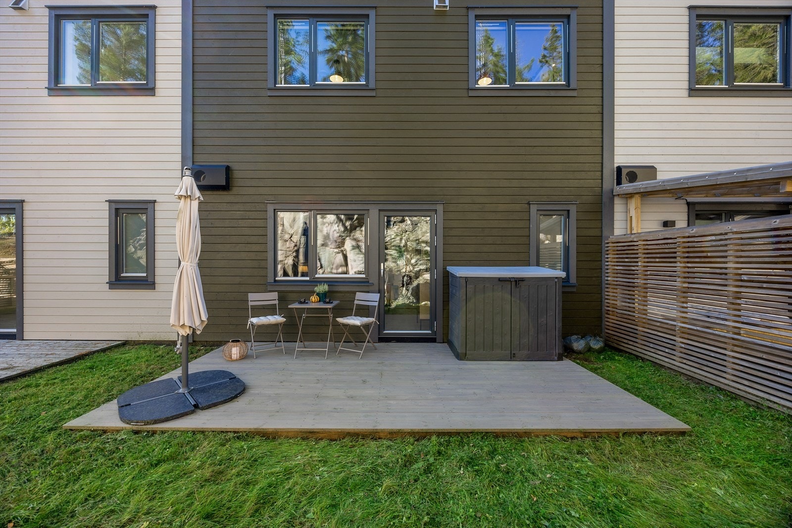 Terrassen har en tilhørende privat hageflekk. Galleribilde