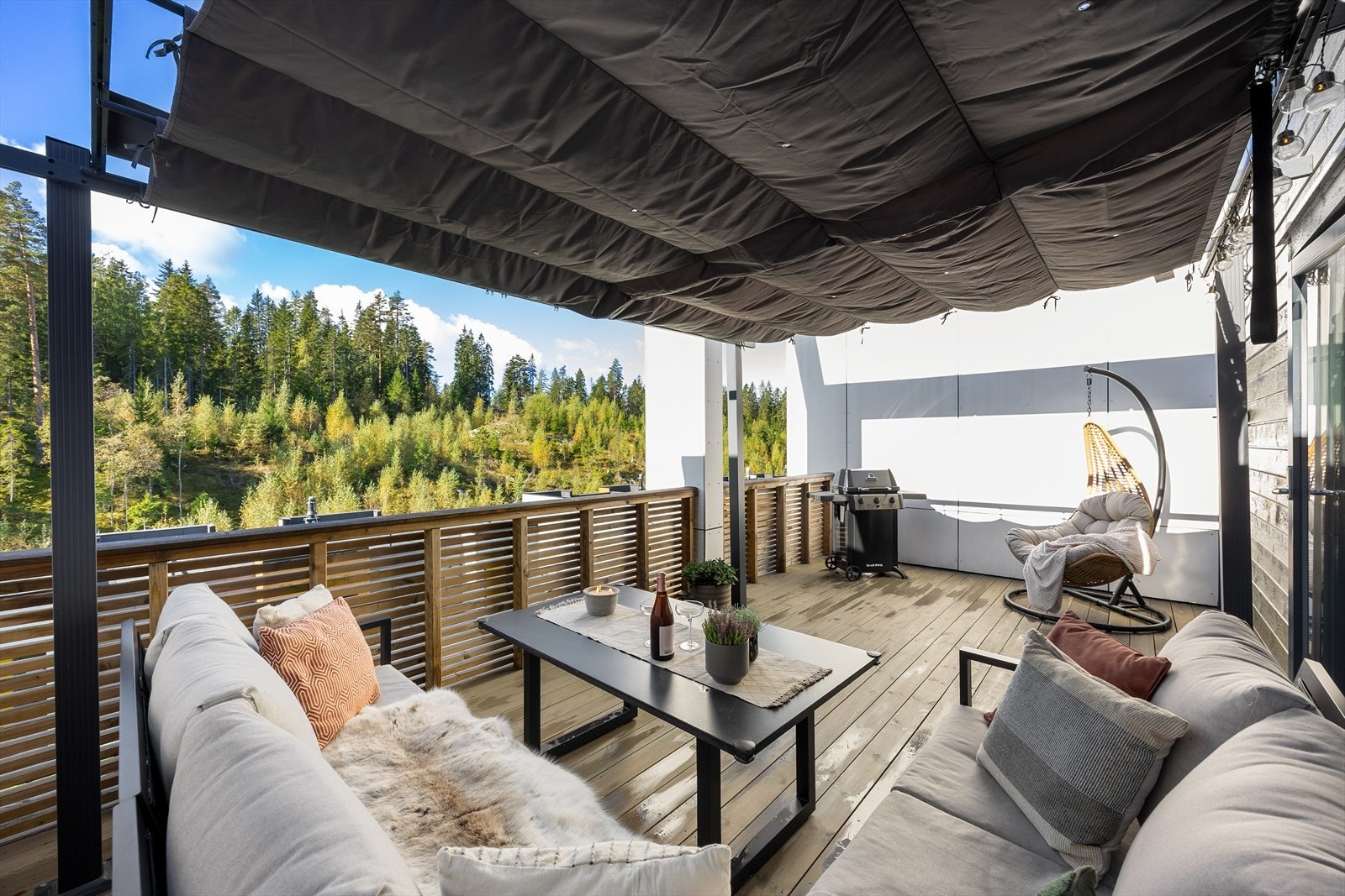 Fra TV-stuen kommer du ut på en fantastisk takterrasse på hele 21 m². Galleribilde