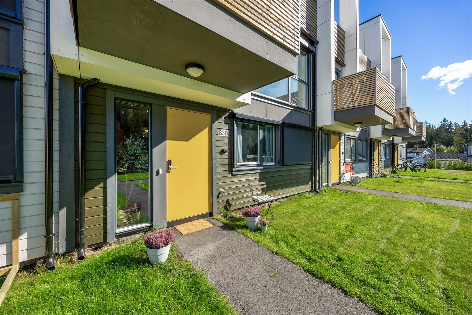 Boligen har en fabrikkmalt ytterdør med sidefelt i glass, som gir et godt førsteinntrykk. Galleribilde