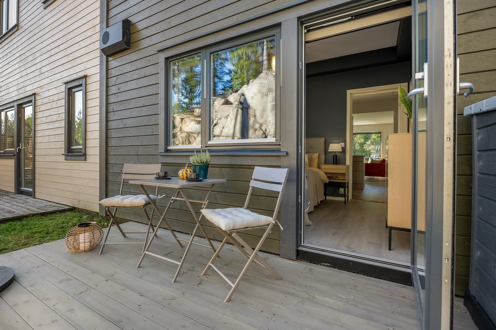 Flotte uteområder med terrasse og balkonger. Galleribilde