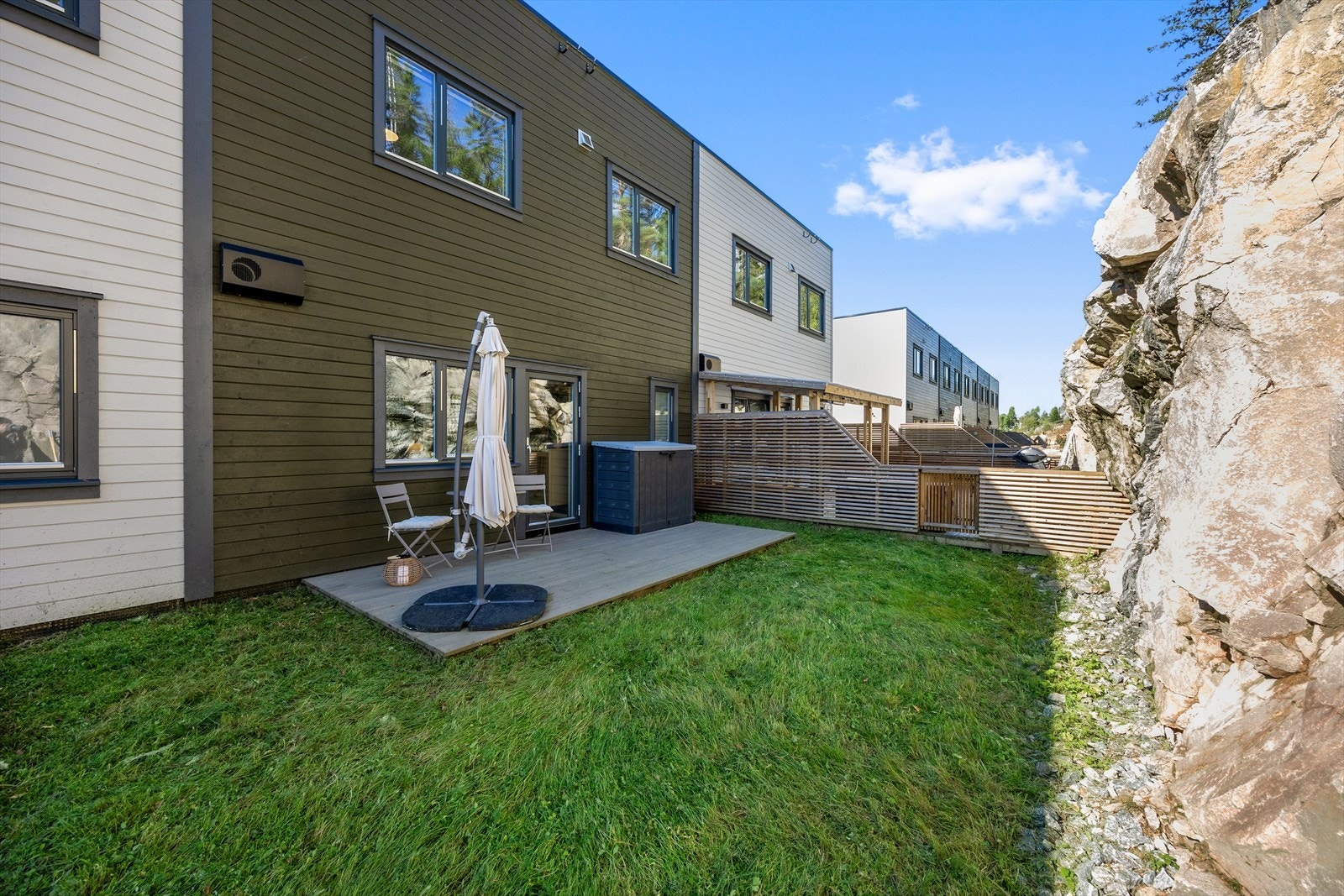 Dette er en usjenert og hyggelig uteplass med god plass til utemøbler. Galleribilde