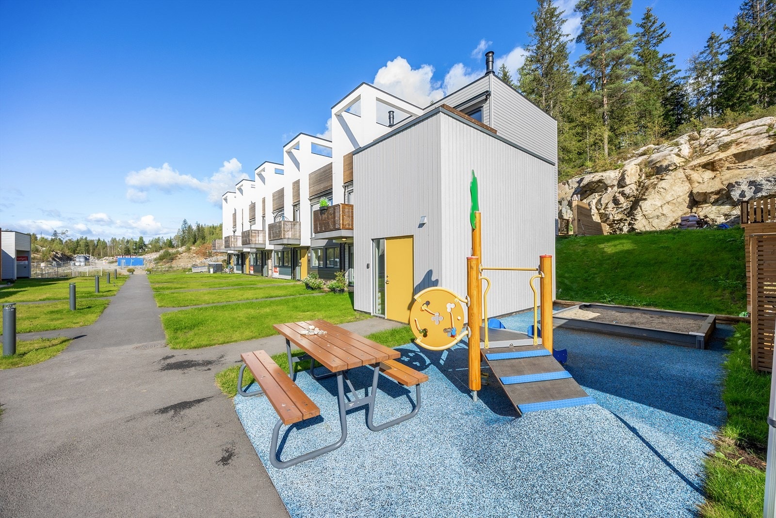Fellesområdene er pent opparbeidet med lekeplass, ideelt for barnefamilier. Galleribilde