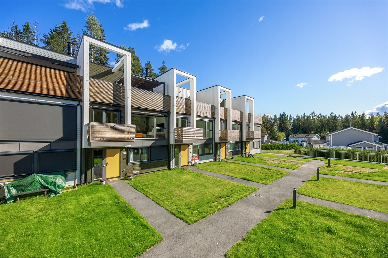 Moderne rekkehus fra 2022, beliggende i et etablert og barnevennlig område. Galleribilde