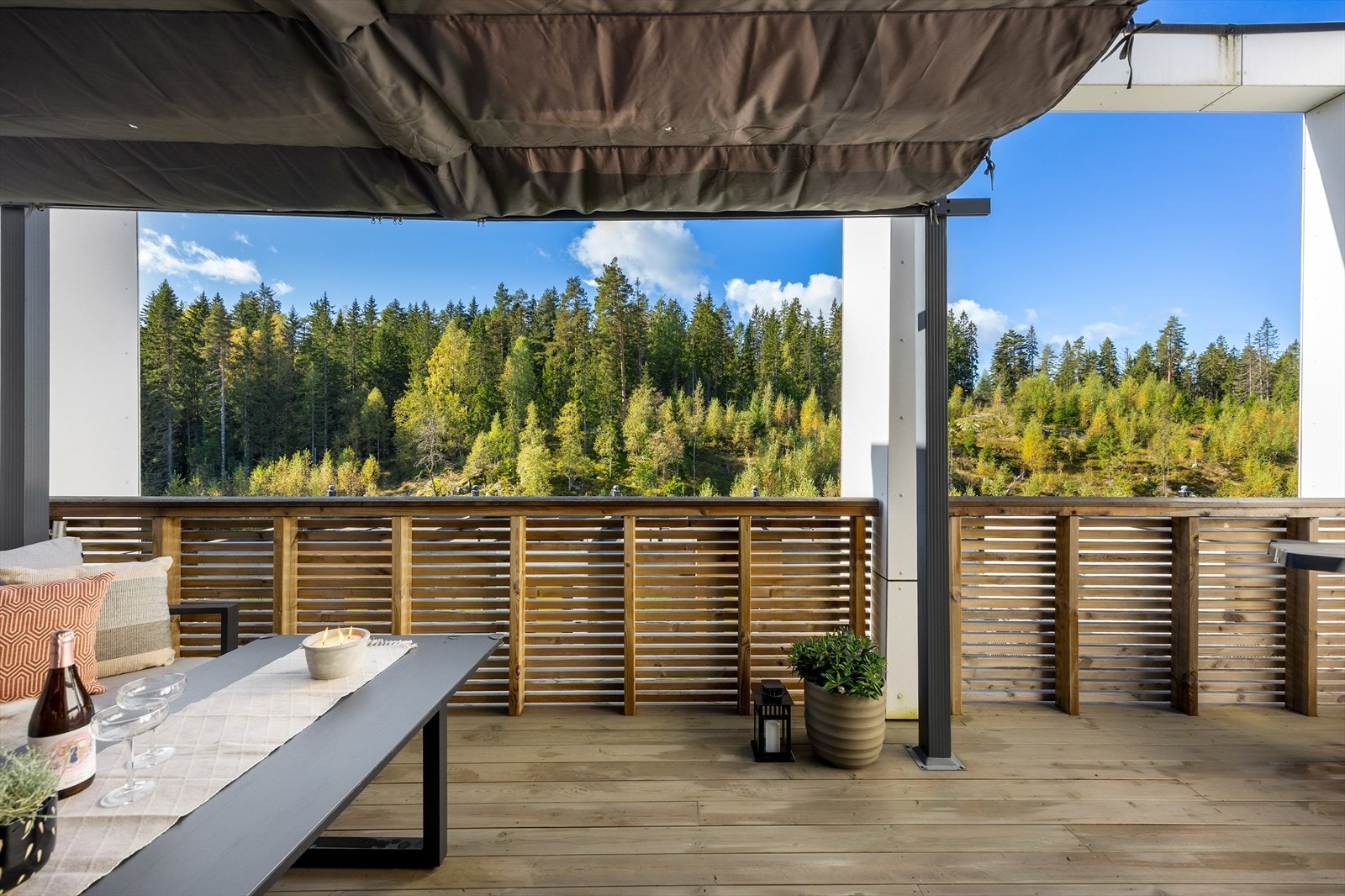 Terrassen har gode solforhold og en åpen utsikt over nærområdet. Galleribilde