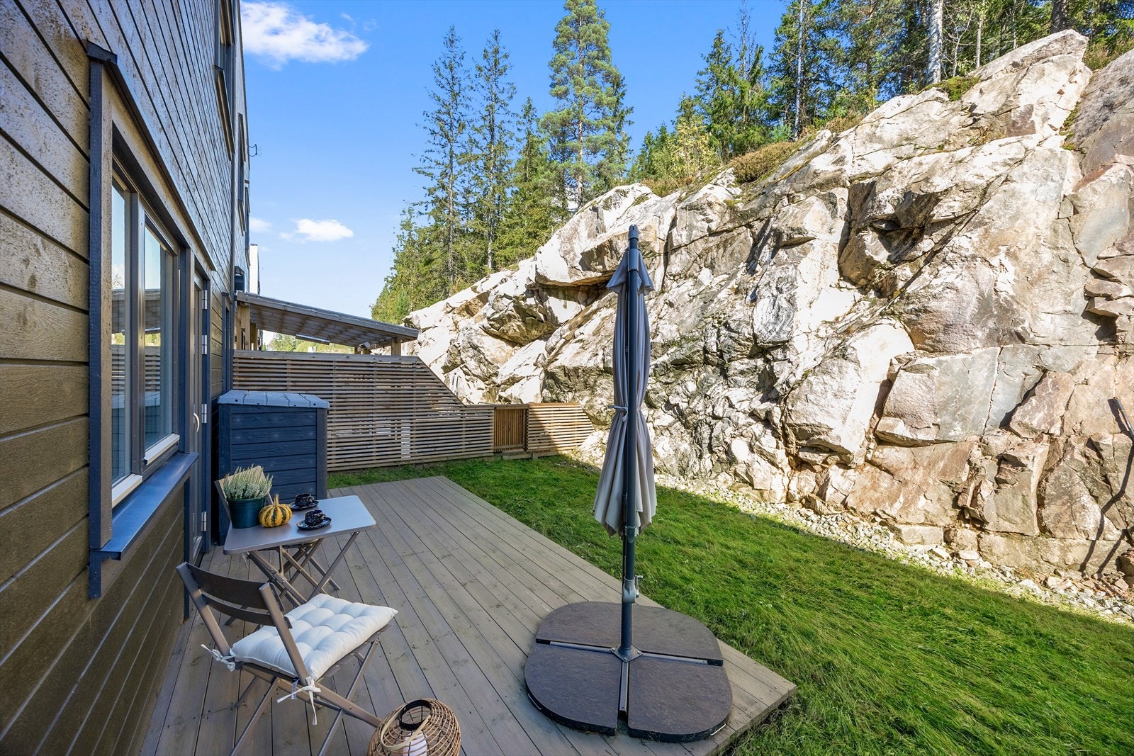 Den private hageflekken er skjermet og ligger vendt mot en naturlig bergvegg. Galleribilde