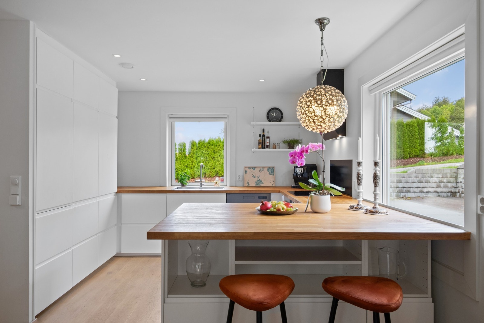 Overskap er erstattet av åpne flater og hyller, som gir et luftig og moderne preg. Galleribilde