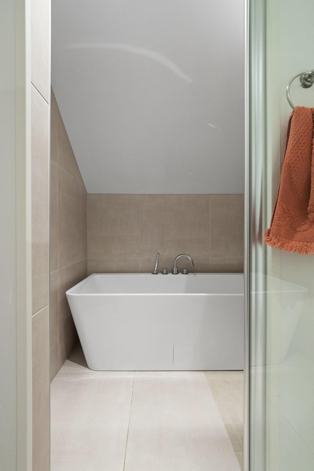 Badet er romslig og gir en følelse av velvære i hverdagen. Galleribilde