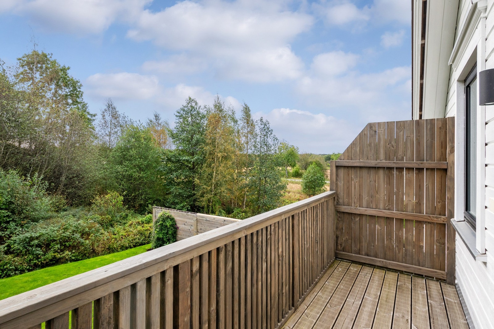 Balkongen på ca. 5 kvm har belysning og levegger. Galleribilde