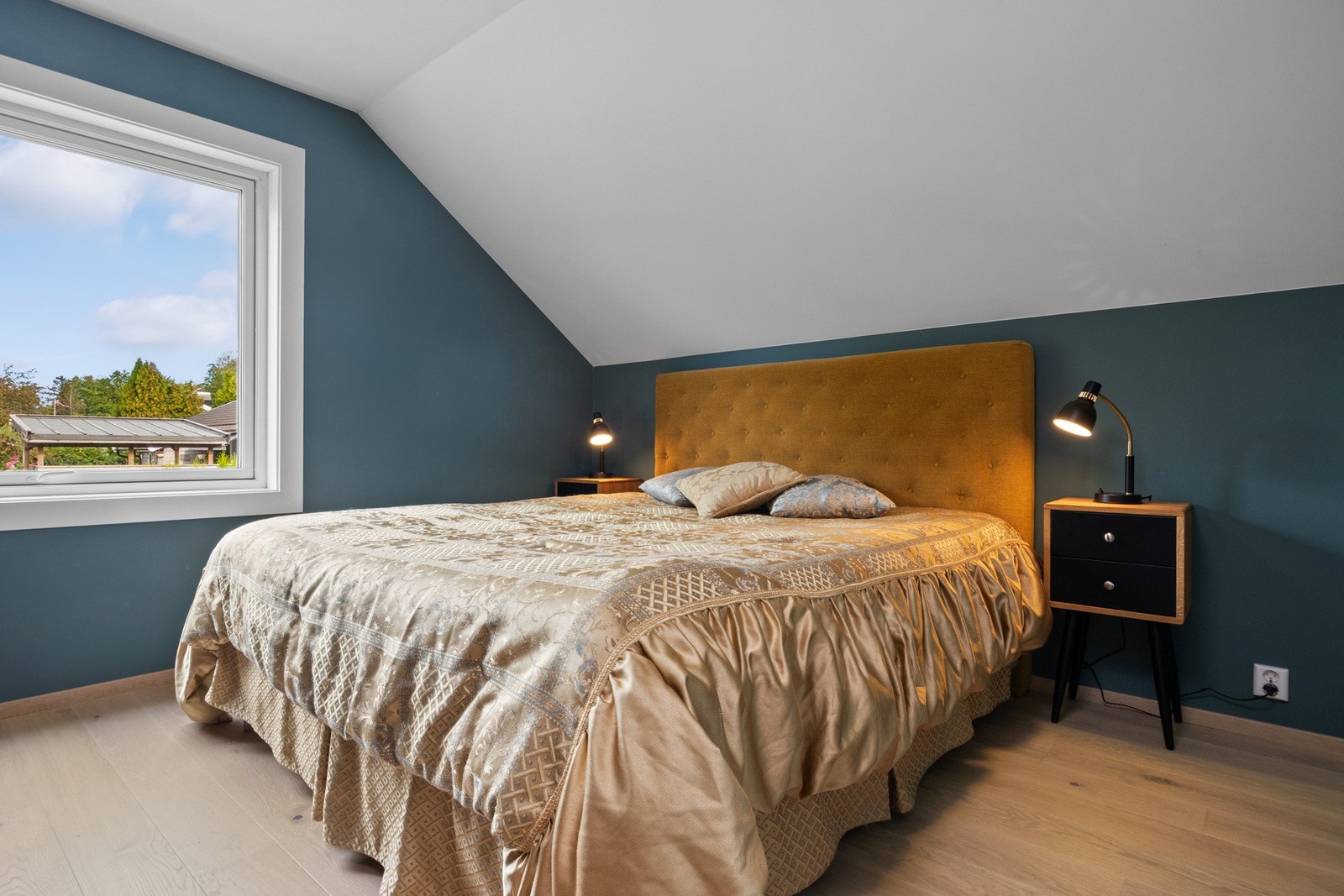 Hovedsoverommet er malt i en lun og moderne blånyanse som gir en avslappende atmosfære. Galleribilde