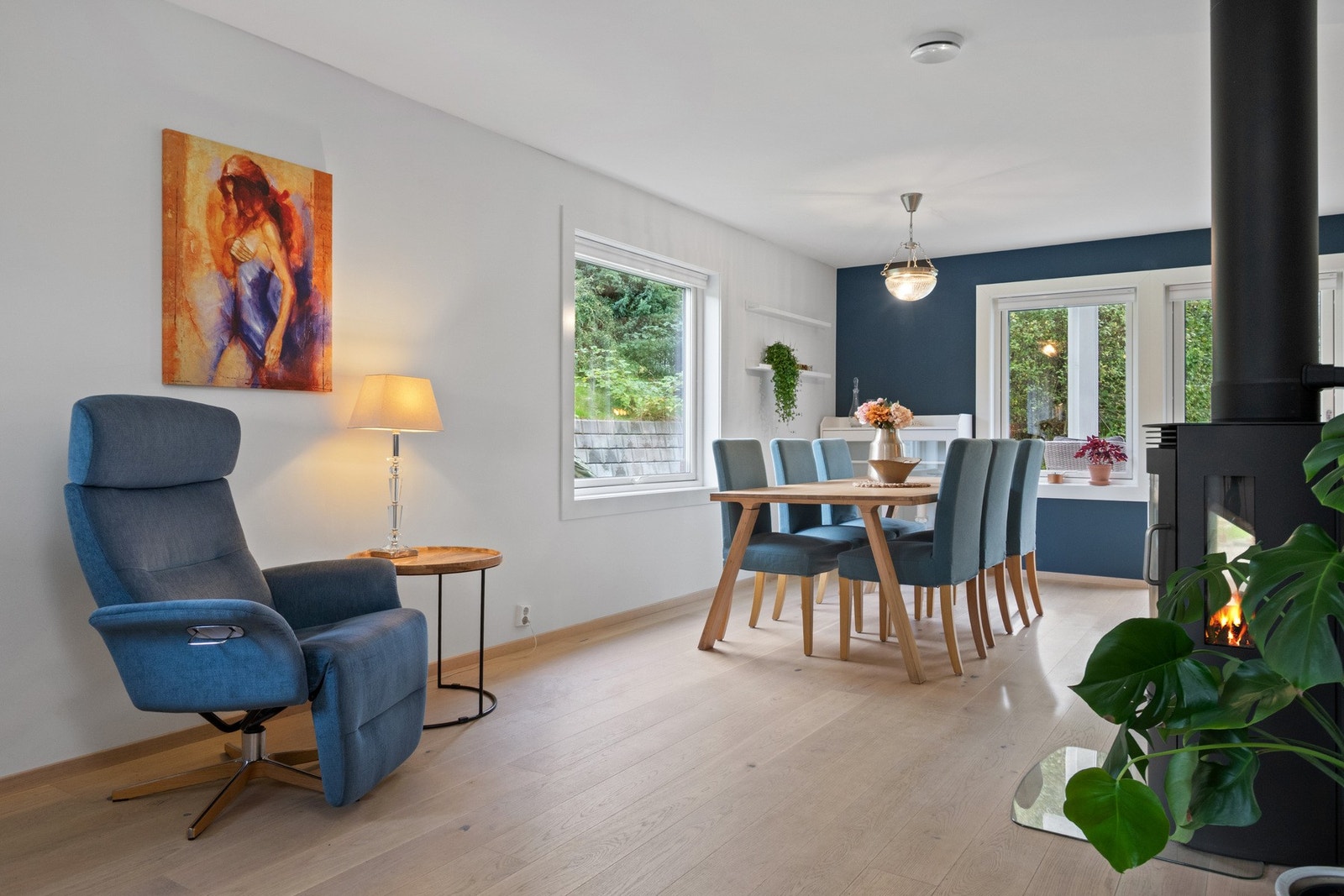 Her skapes en lun atmosfære med både peisovn og gulvvarme - perfekt for koselige kvelder. Galleribilde