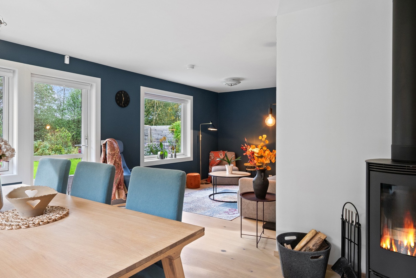 Stuen er naturlig inndelt i soner for avslapning, spisestue og sosialt samvær. Galleribilde