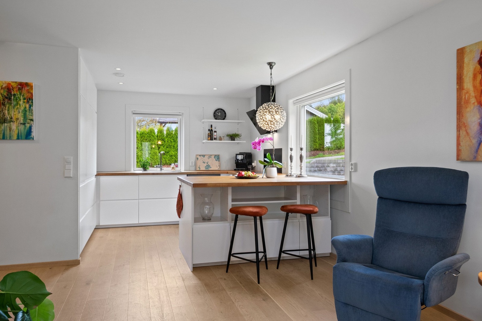 Funksjonell L-form kombinert med åpen løsning mot stuen gir både effektivitet og sosialt preg. Galleribilde