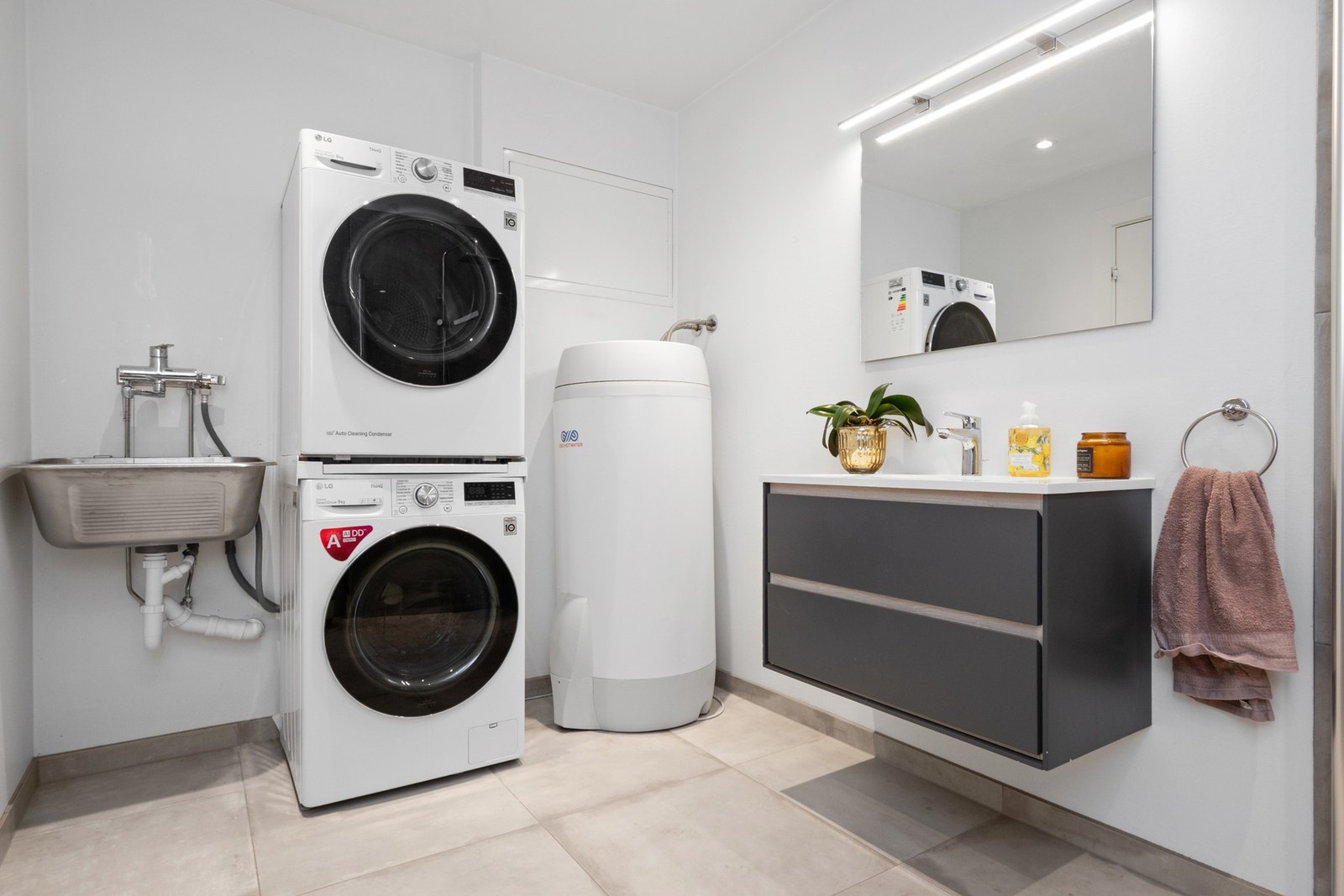 Store gulvfliser med varme og innfellbare glassvegger gir et moderne preg. Galleribilde