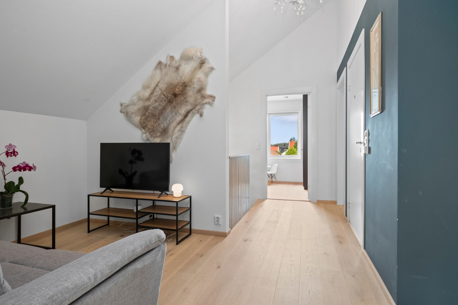 Den romslige gangen i 2. etasje er innredet som en ekstra stue. Galleribilde