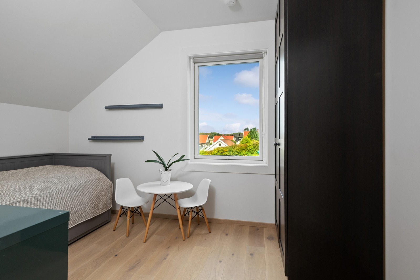 Lyse og fleksible rom som kan brukes som barnerom, kontor eller gjesterom. Galleribilde