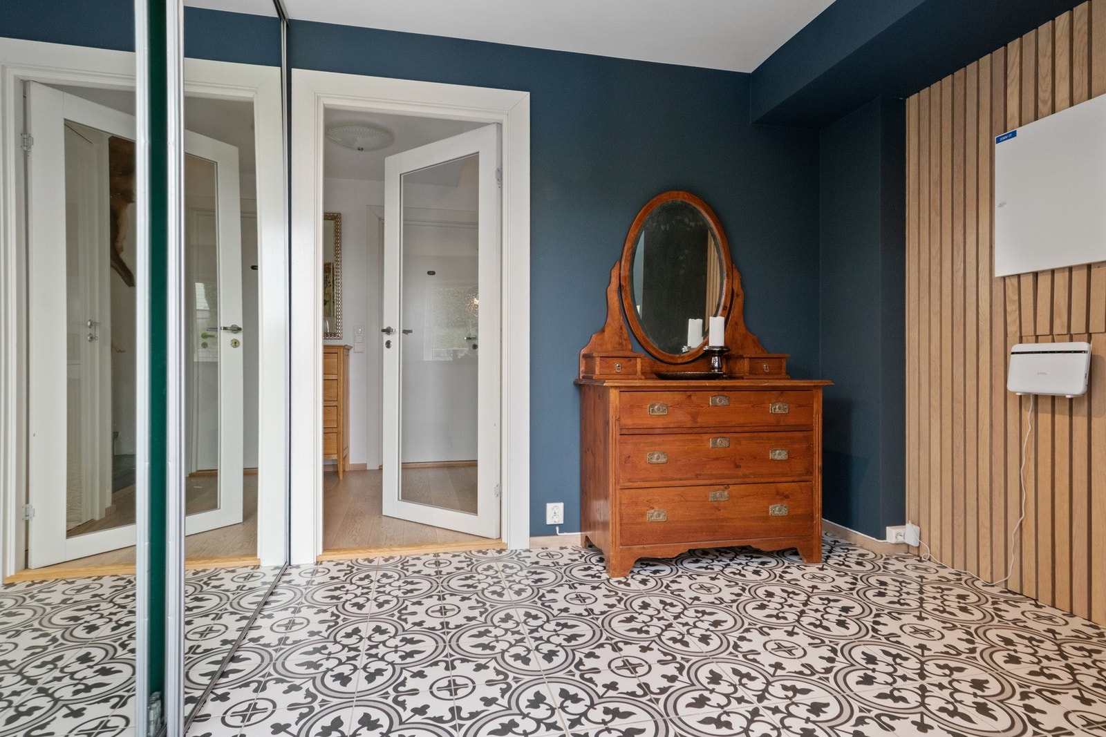 Velkommen inn i en lys og praktisk entré med god oppbevaring. Galleribilde