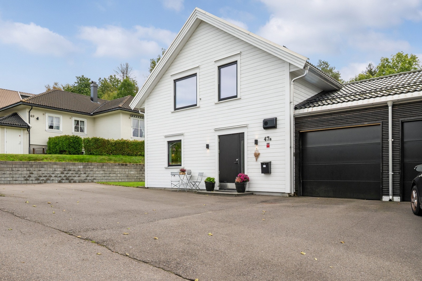 Garasjen har både lagringsloft og bod. Galleribilde