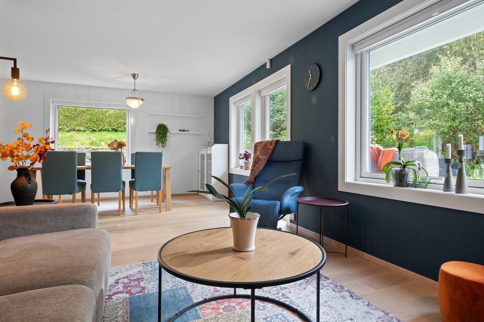 En moderne stue med tidløst preg og gode møbleringsmuligheter. Galleribilde