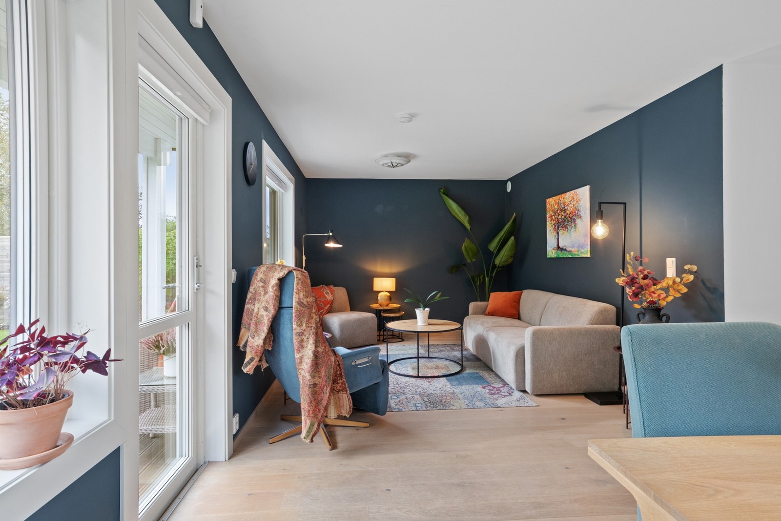 Utgang til den store terrassen gjør stuen til et fleksibelt rom som forener inne- og uteområdet. Galleribilde