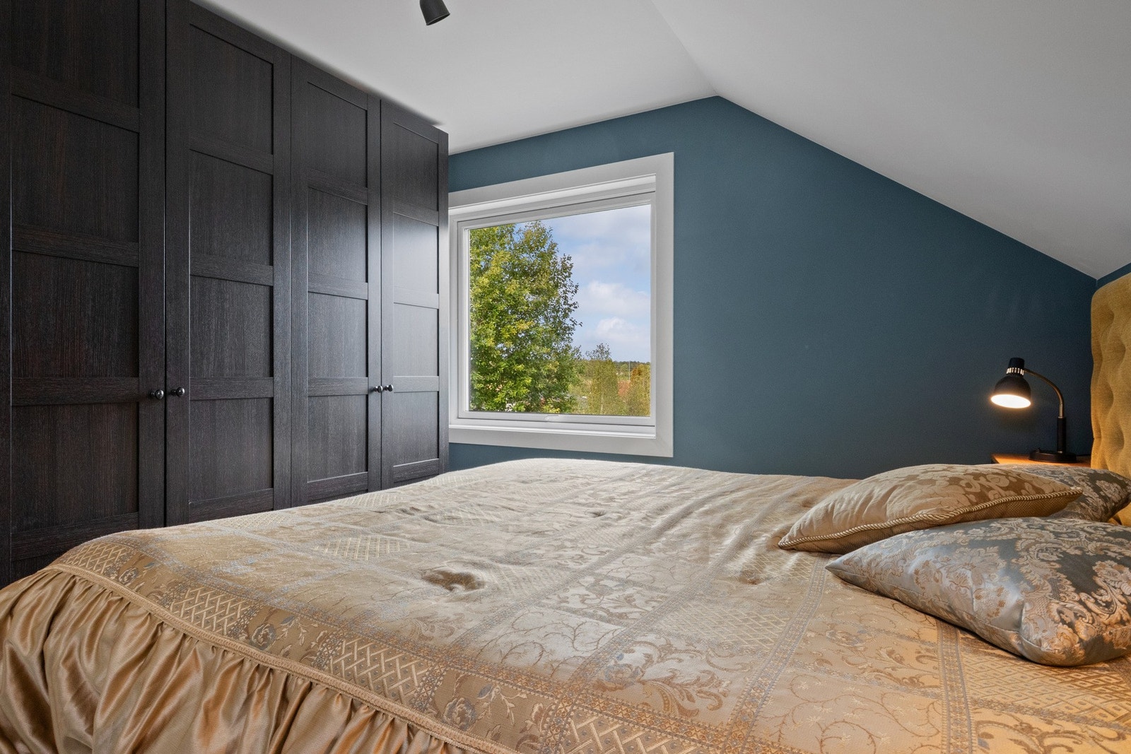 Her er det god plass til dobbeltseng, nattbord og stort garderobeskap. Galleribilde