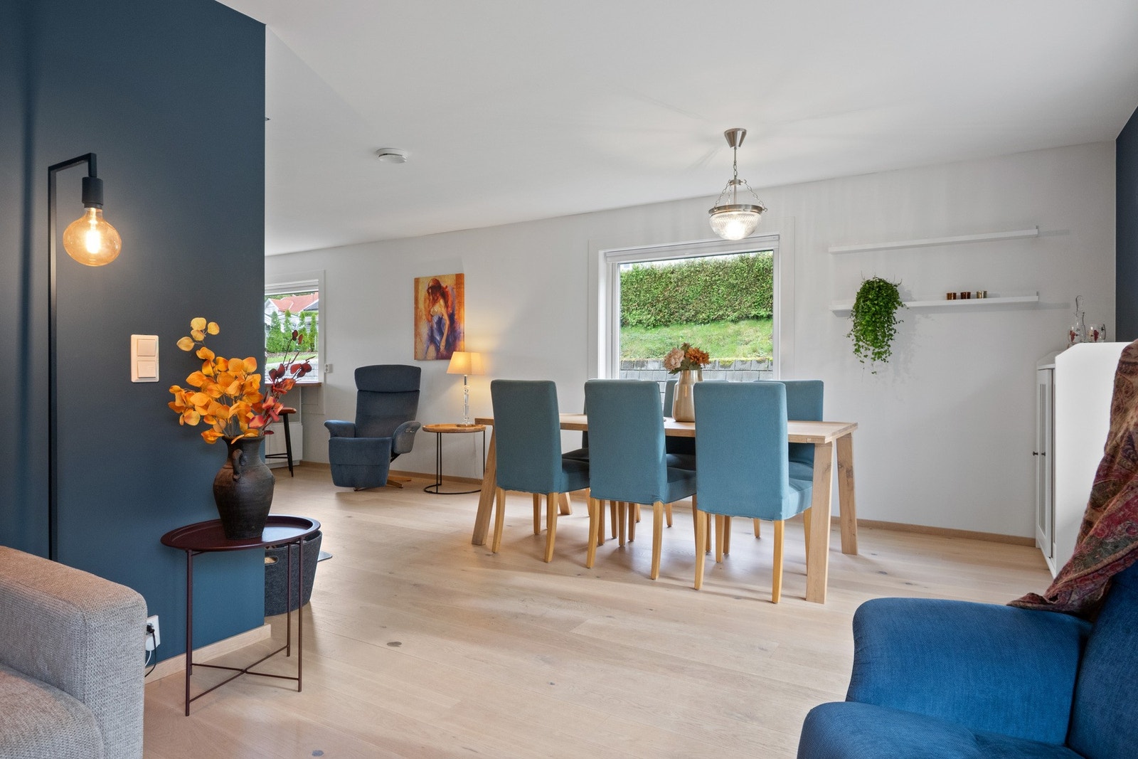 Spiseplassen har god plass til langbord og inviterer til hyggelige måltider med familie og venner. Galleribilde