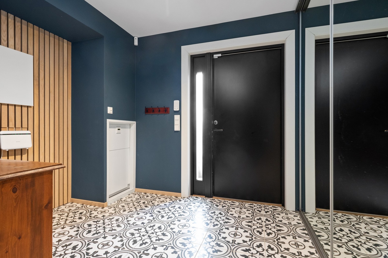 Stilfull entré med varmekabler, spilevegg og plassbygd skyvedørsgarderobe. Galleribilde