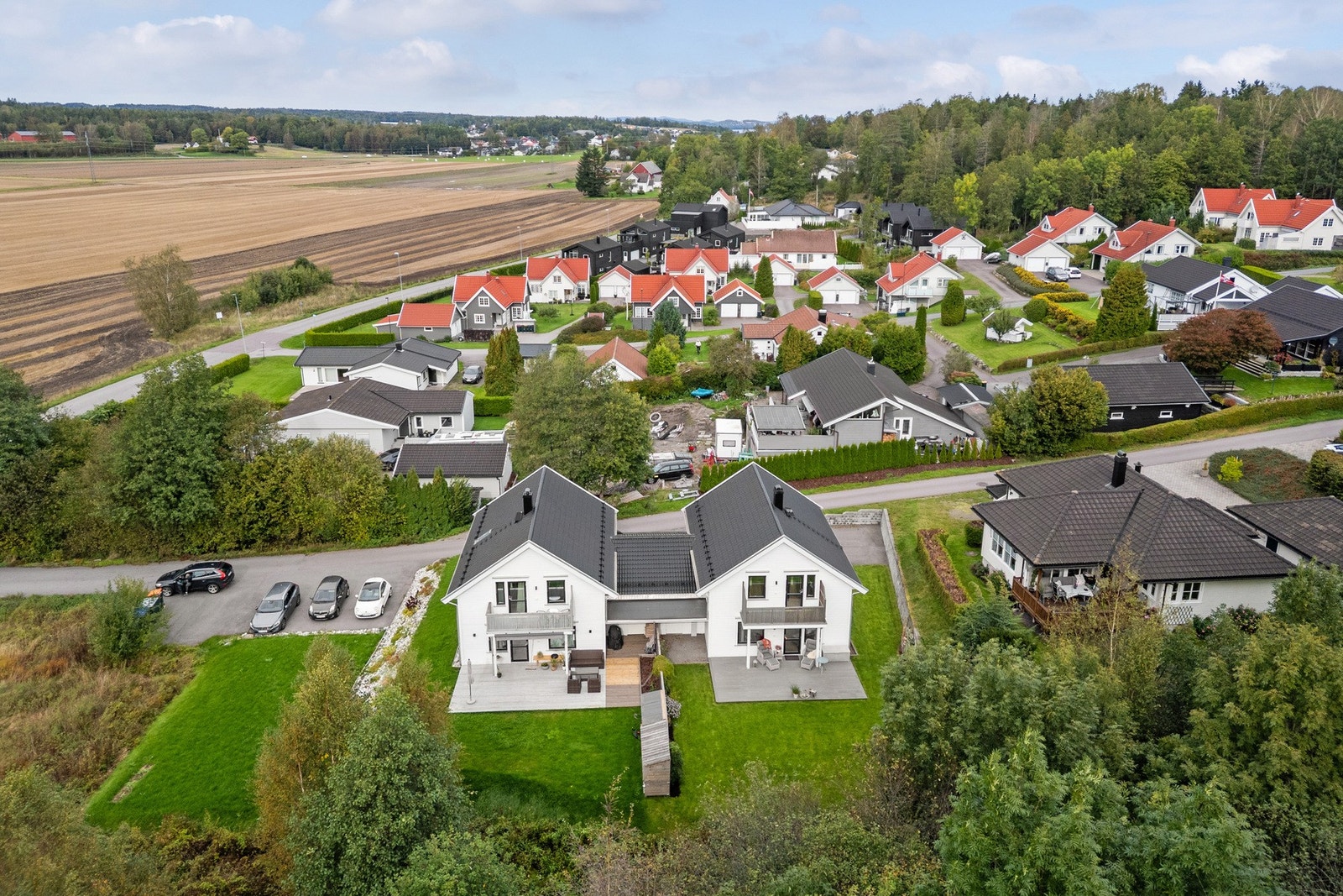 Tønsberg sentrum ligger kun en kort kjøretur unna, med yrende bryggeliv, kulturtilbud og et bredt utvalg restauranter. Galleribilde