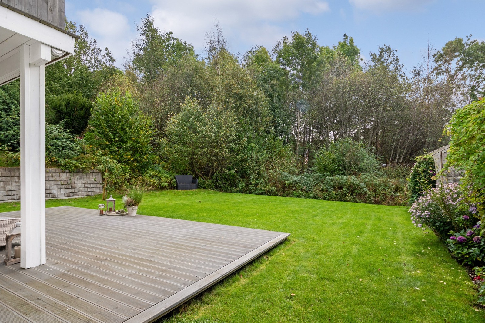 En herlig uteplass hvor man kan samle venner og familie til lange sommerkvelder. Galleribilde