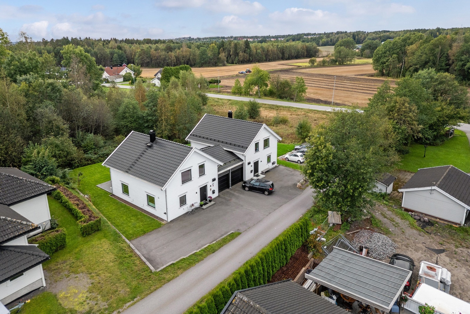 Eneboligen ligger i et barnevennlig område på Skallevold/Tverved, med kort vei til sjø, strender og Essoskogen. Galleribilde