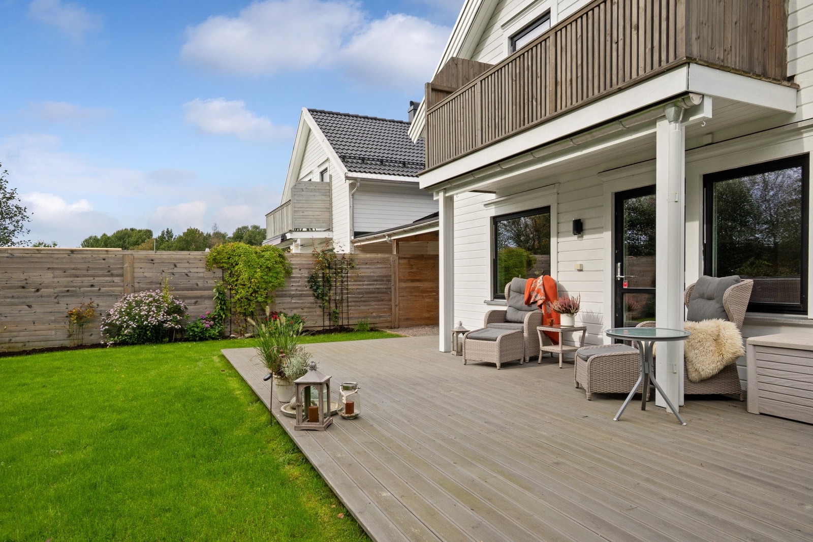 Terrassen har overbygd del som gir både skygge og ly, slik at den kan brukes i all slags vær. Galleribilde