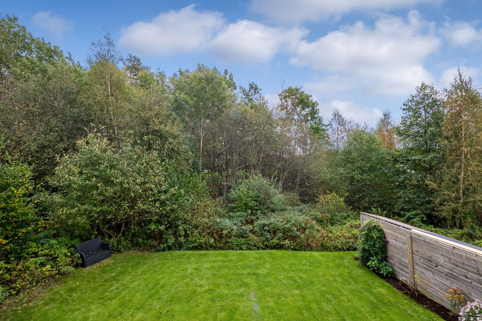 Solrik balkong som forlenger sommerdagene og gir gode muligheter for rolige stunder. Galleribilde