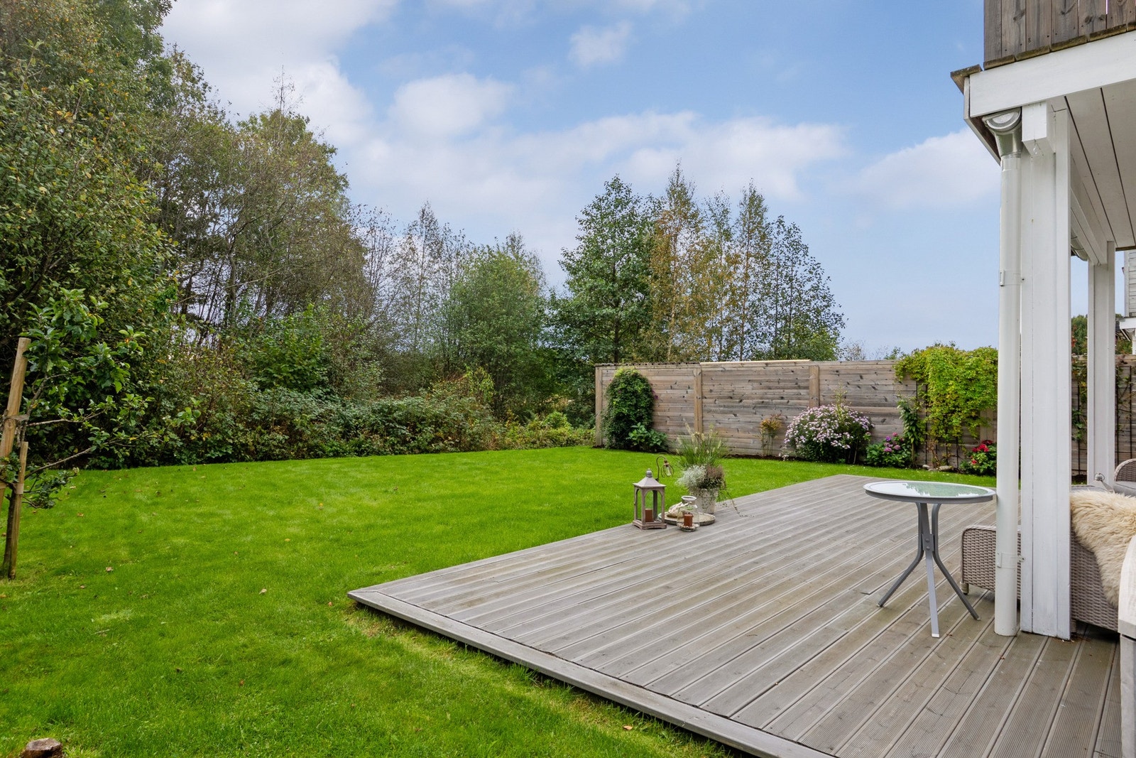 Fra terrassen har man fint utsyn til hagen og de grønne omgivelsene rundt. Galleribilde