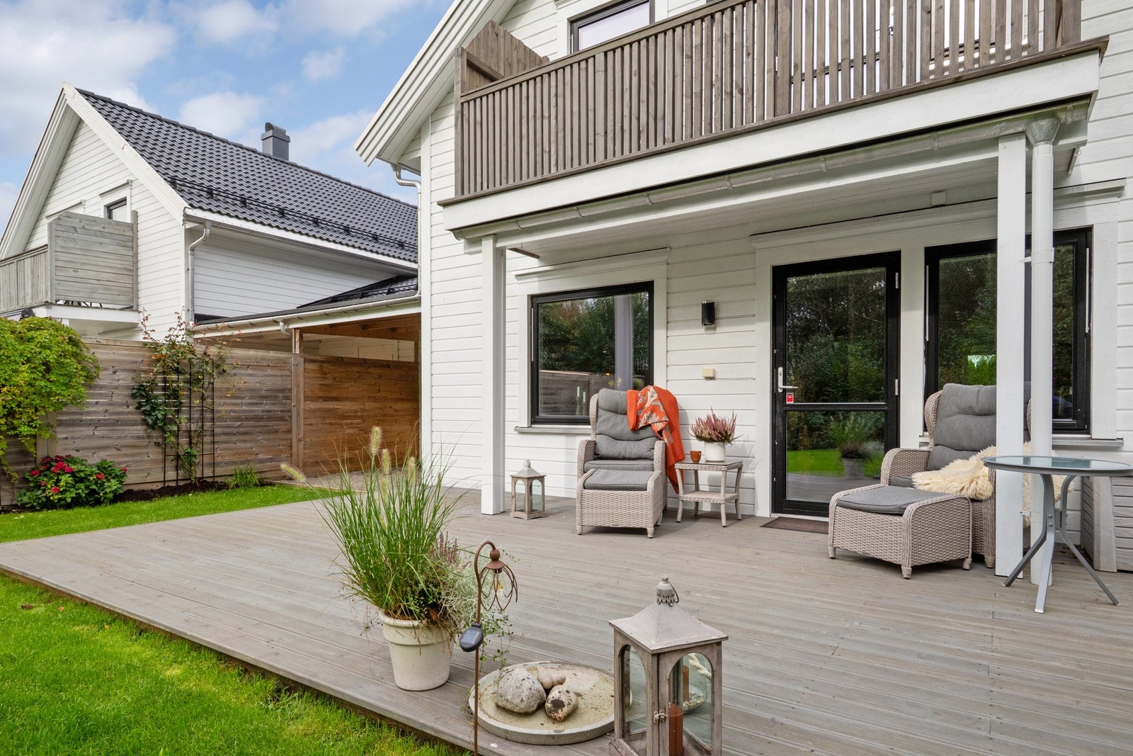 Den romslige terrassen på ca. 30 kvm har sol fra morgen til kveld og god plass til både spisegruppe, loungemøbler og grill. Galleribilde