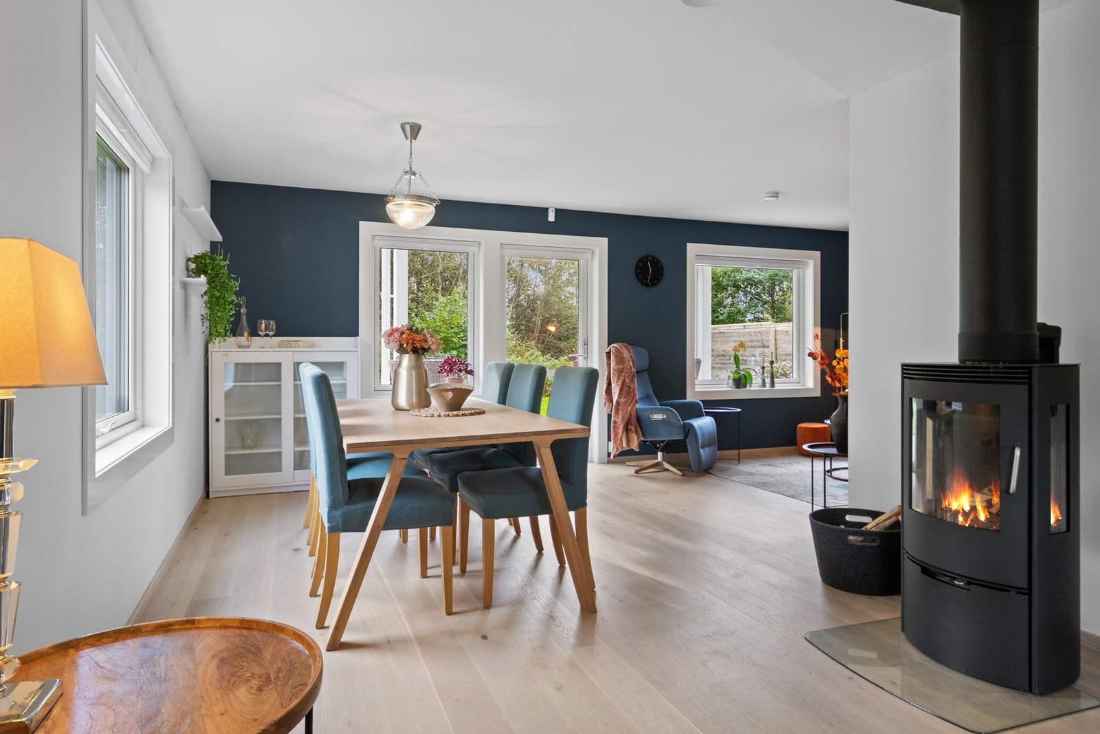 Stuen er romslig og lys, med vindusflater på tre sider som slipper inn dagslyset hele dagen. Galleribilde