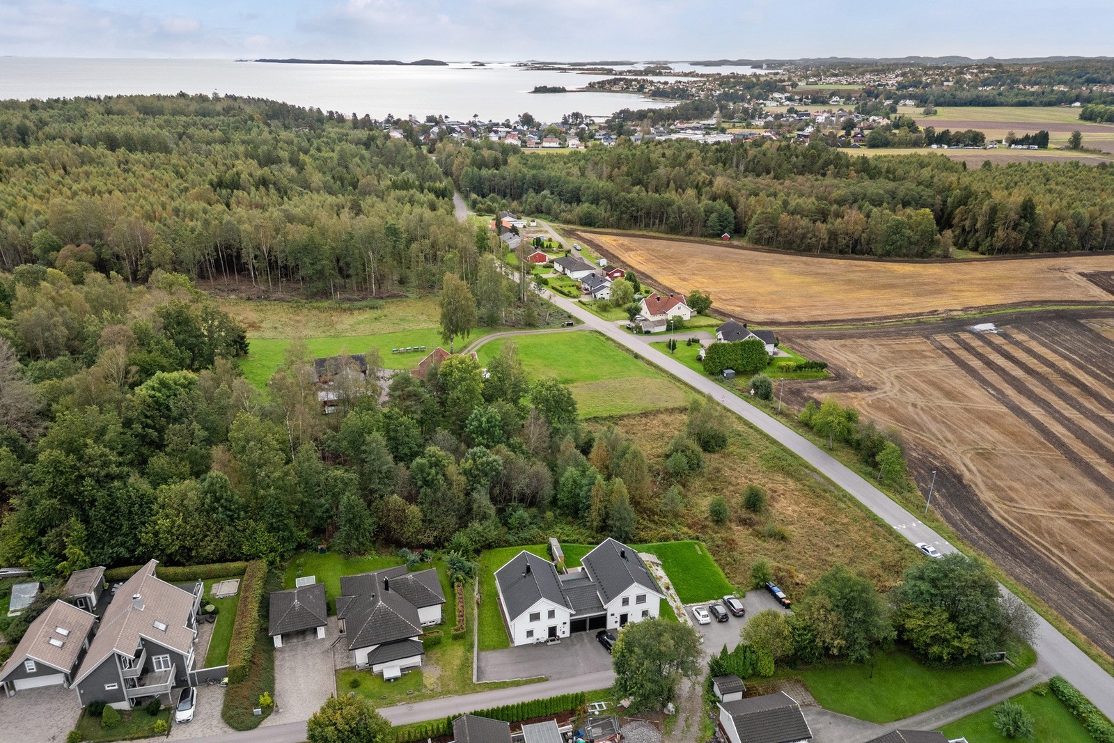 Skallevoldstranda ligger kun fem minutters gange unna, og nærområdet byr på flere populære badestrender. Galleribilde