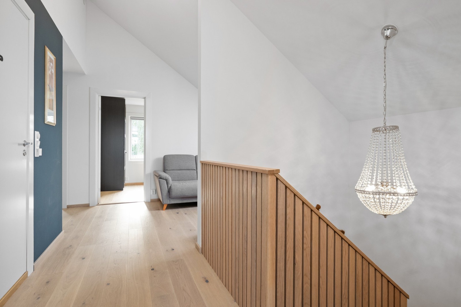 God takhøyde og store vindusflater gir lys og luft til rommet. Galleribilde